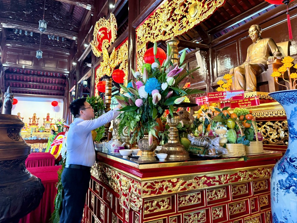 Lãnh đạo Thành ủy TPHCM dâng hương tượng Bác Hồ tại đền thờ Côn Đảo Lãnh đạo Thành ủy TPHCM dâng hương tượng Bác Hồ tại đền thờ Côn Đảo