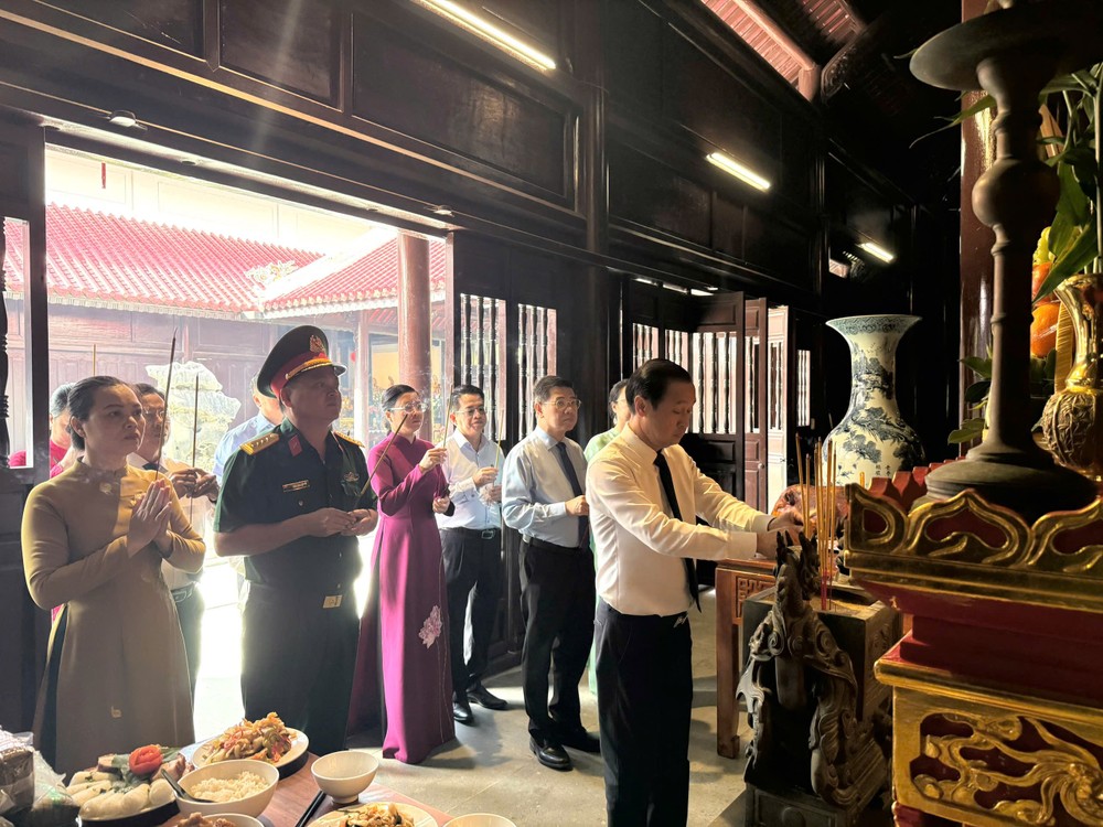 Lãnh đạo HĐND, UBND, đoàn ĐBQH, Bộ Tư lệnh TPHCM dâng hương tưởng nhớ anh hùng Võ Thị Sáu IMG_0854.jpeg