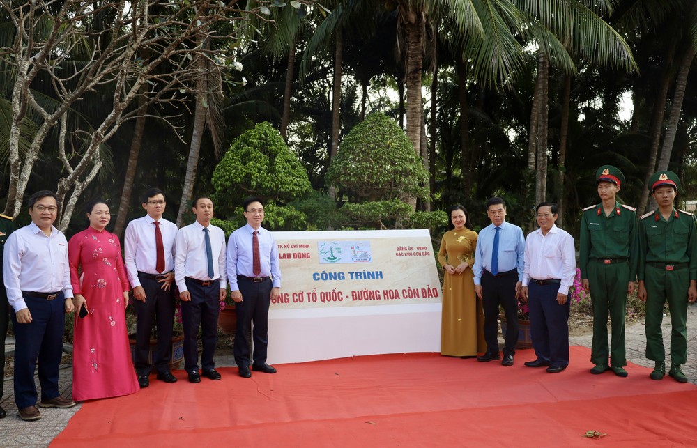 Lãnh đạo TPHCM dự lễ khánh thành đường cờ, đường hoa Côn Đảo IMG_1602.jpeg