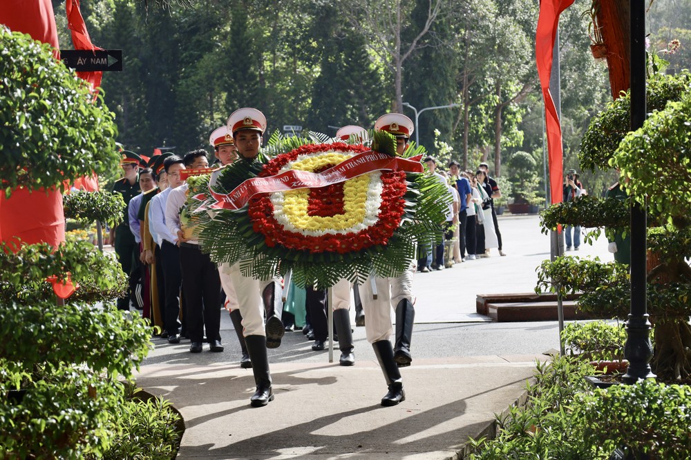 Đoàn lãnh đạo TPHCM cùng đông đảo người dân xếp hàng trang nghiêm chuẩn bị viếng mộ nữ Anh hùng Võ Thị Sáu tại nghĩa trang Hàng Dương. Ảnh: CẨM NƯƠNG IMG_1610.jpeg