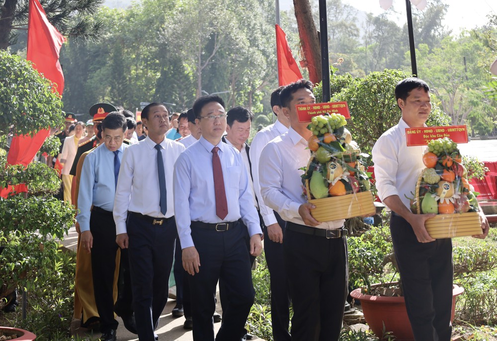 Đoàn lãnh đạo TPHCM vào nghĩa trang viếng mộ nữ Anh hùng Võ Thị Sáu IMG_1627.jpeg