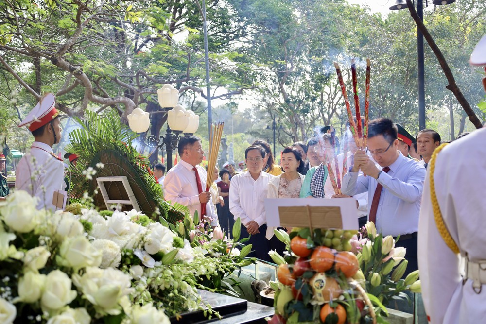 Phó Bí thư Thành ủy TPHCM Đặng Minh Thông dâng hương viếng mộ nữ anh hùng Võ Thị Sáu. Ảnh: CẨM NƯƠNG IMG_1658.jpeg