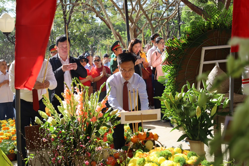 Đồng chí Đặng Minh Thông dâng hương mộ Anh hùng Lực lượng vũ trang nhân dân Hồ Văn Năm, ngôi mộ nằm cạnh mộ Anh hùng Võ Thị Sáu IMG_1675.jpeg