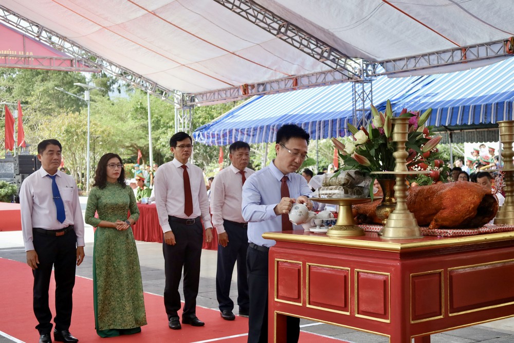 Đồng chí Đặng Minh Thông dâng hương, dâng trà Anh hùng Võ Thị Sáu tại đền thờ Côn Đảo IMG_1704.jpeg