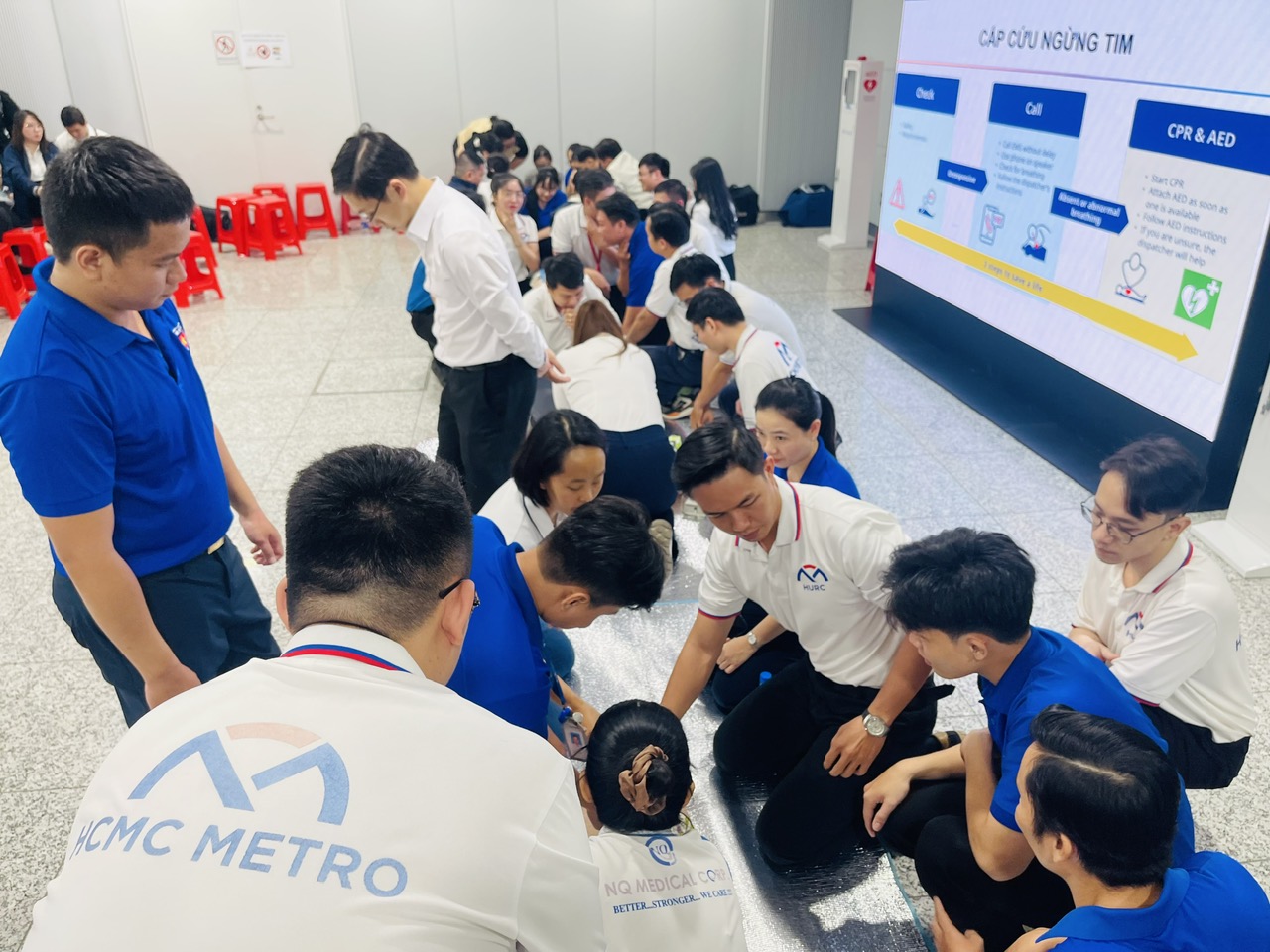 Trang bị máy khử rung tim tự động cấp cứu đột quỵ tại nhà ga metro TP.HCM- Ảnh 3.