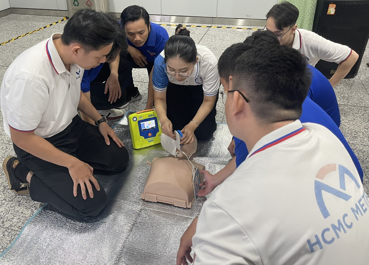 Trang bị máy khử rung tim tự động cấp cứu đột quỵ tại nhà ga metro TP.HCM- Ảnh 4.