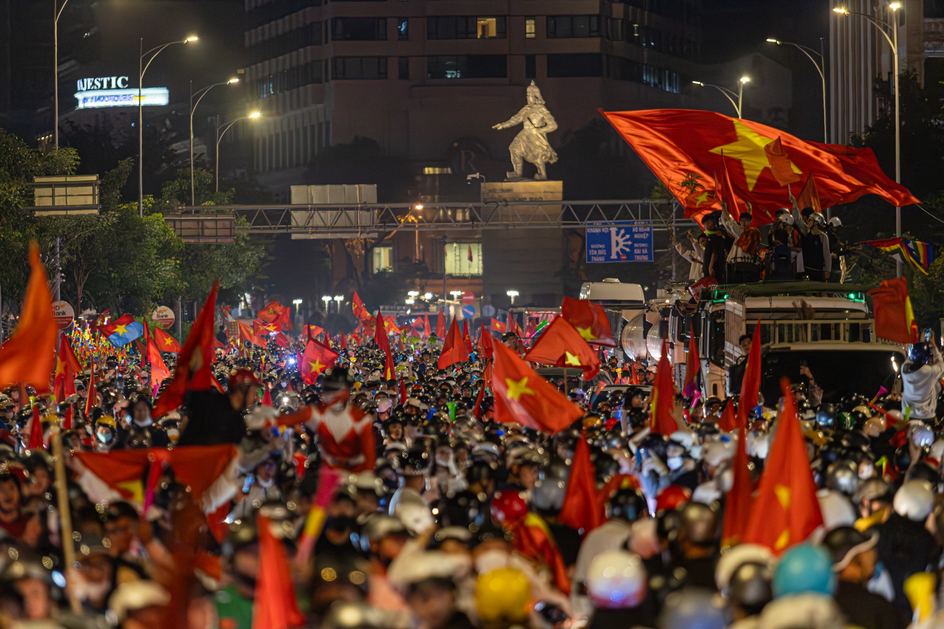 CĐV xuống đường 'đi bão', trung tâm TP.HCM rực đỏ sắc cờ