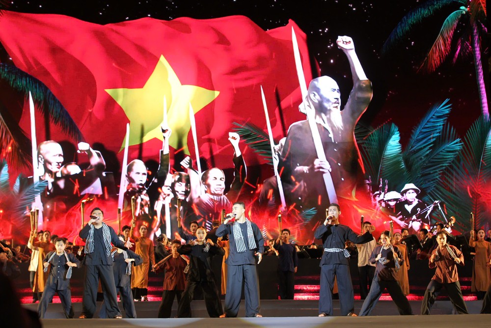 Các ca sĩ trẻ biểu diễn nhạc cảnh “Nam Bộ kháng chiến – Giải phóng Điện Biên”. Ảnh: DŨNG PHƯƠNG gen-h-z7467228029028_5fa170b016f20383fe40ec1f06288ff4.jpg