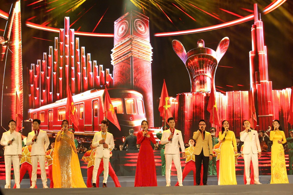 Các nghệ sĩ tham gia trong chương trình cùng biểu diễn ca khúc “Khát vọng hùng cường”. Ảnh: DŨNG PHƯƠNG gen-h-z7467283528042_464c59ecef36a4aba9cd32b61242c855.jpg