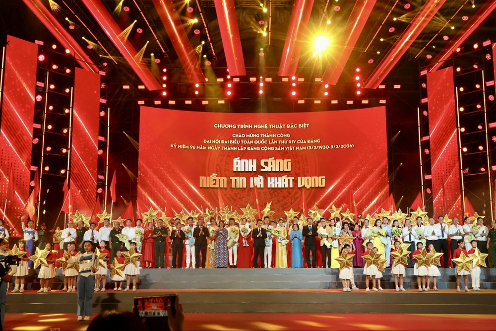 Lãnh đạo TPHCM cùng các nghệ sĩ, ca sĩ tham gia biểu diễn trong chương trình nghệ thuật đặc biệt z7467255994785_449a89a807cf5b4066d5c5e453b531f6.jpg