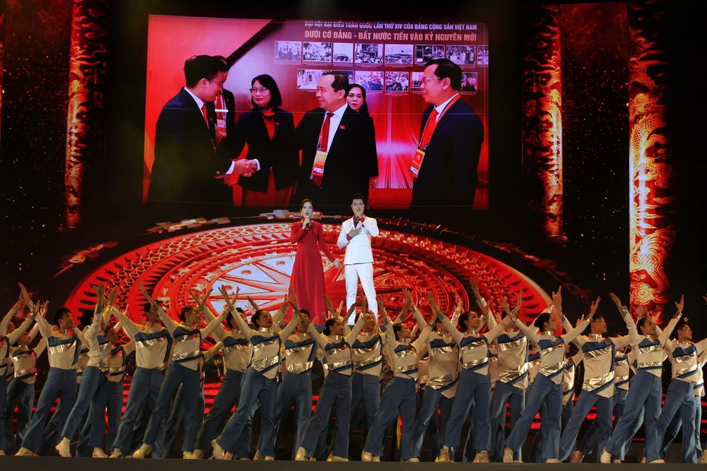 NSƯT Khánh Ngọc và ca sĩ Đào Mác biểu diễn ca khúc z7467267977302_8d7419e303e41913f4093fe238c1a3ca.jpg