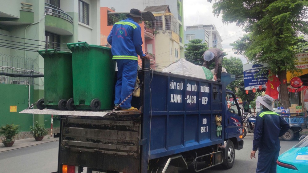 Công nhân ngành môi trường thu gom rác sinh hoạt tại phường Tân Bình, TPHCM
