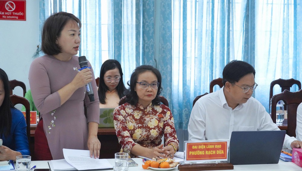 Đại diện lãnh đạo phường Rạch Dừa báo cáo tại buổi làm việc Rạch Dừa.jpg