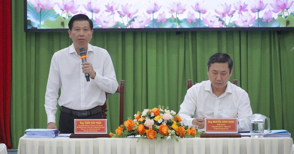 Bí thư Thành ủy TPHCM Trần Lưu Quang trao Huy hiệu 80 năm tuổi Đảng cho đảng viên Tô Bửu Giám