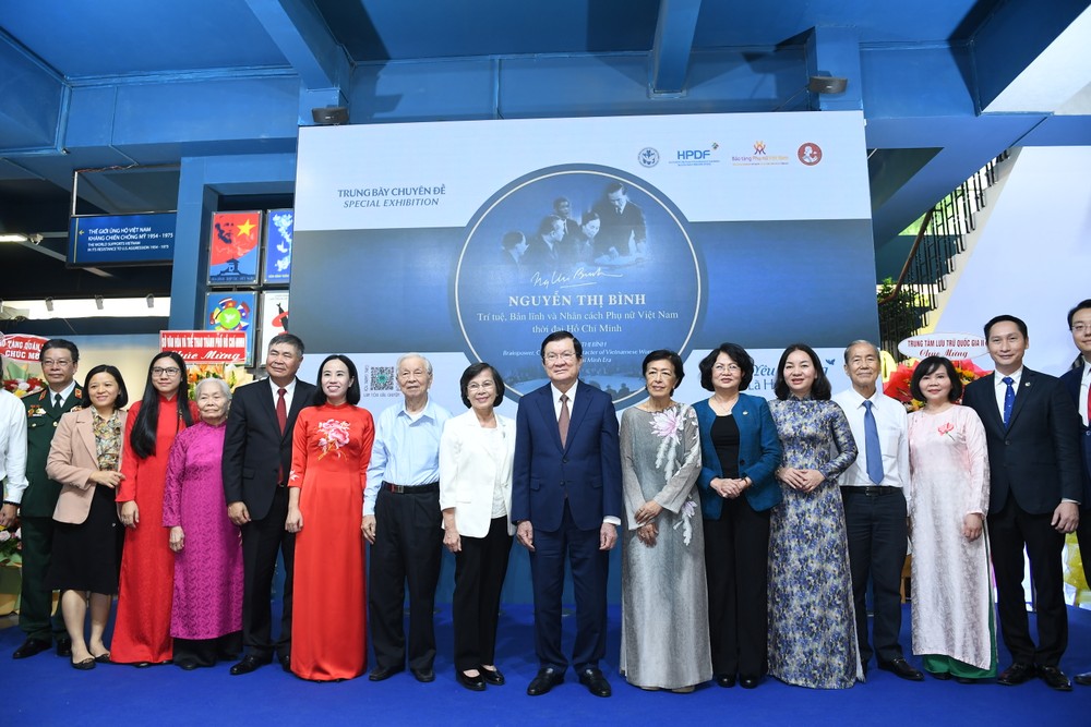 Các đồng chí lãnh đạo, nguyên lãnh đạo, đại biểu, khách mời chụp ảnh lưu niệm tại lễ khai mạc trưng bày chuyên đề “Nguyễn Thị Bình - Trí tuệ, bản lĩnh và nhân cách phụ nữ Việt Nam thời đại Hồ Chí Minh” DSC_5634.JPG