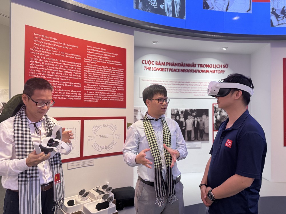 Tại trưng bày chuyên đề, khách tham quan được trải nghiệm công nghệ thực tế ảo như đang trực tiếp tham dự cuộc đàm phán lịch sử ở Paris IMG_2659.jpg