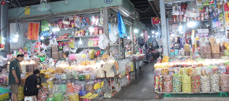 Các Kiot bán hàng tết trong chợ Vũng Tàu