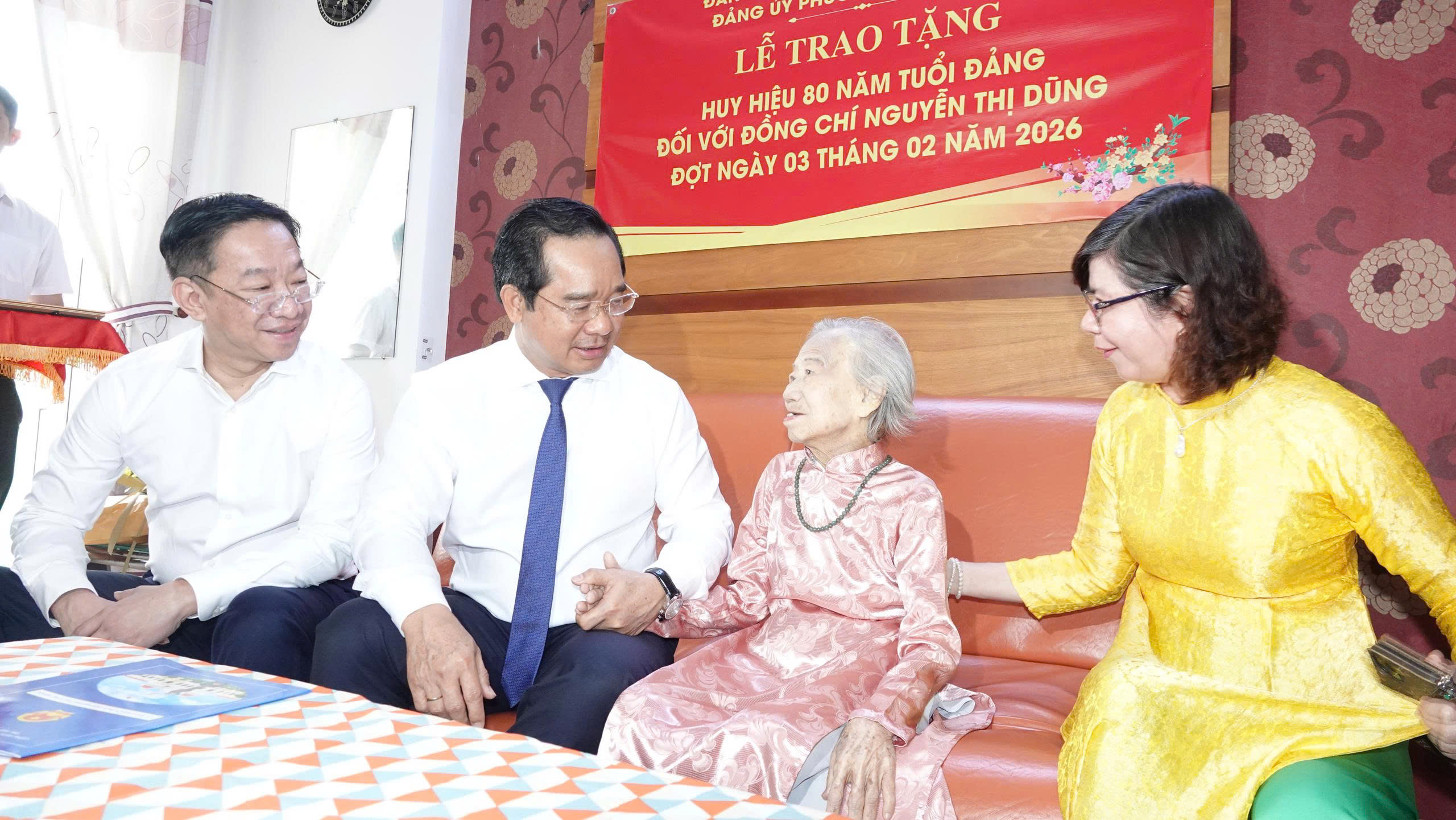 Chủ tịch UBND TP.HCM trao Huy hiệu 80 năm tuổi Đảng cho đảng viên Nguyễn Thị Dũng - Ảnh 1.