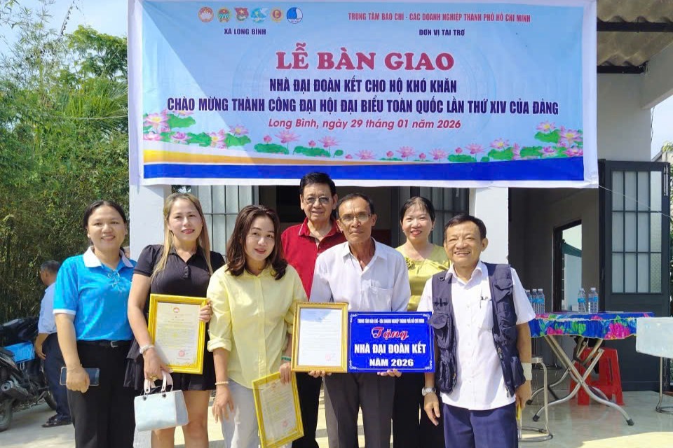 Trung tâm Báo chí TP.HCM bàn giao Nhà Đại đoàn kết tại xã Long Bình