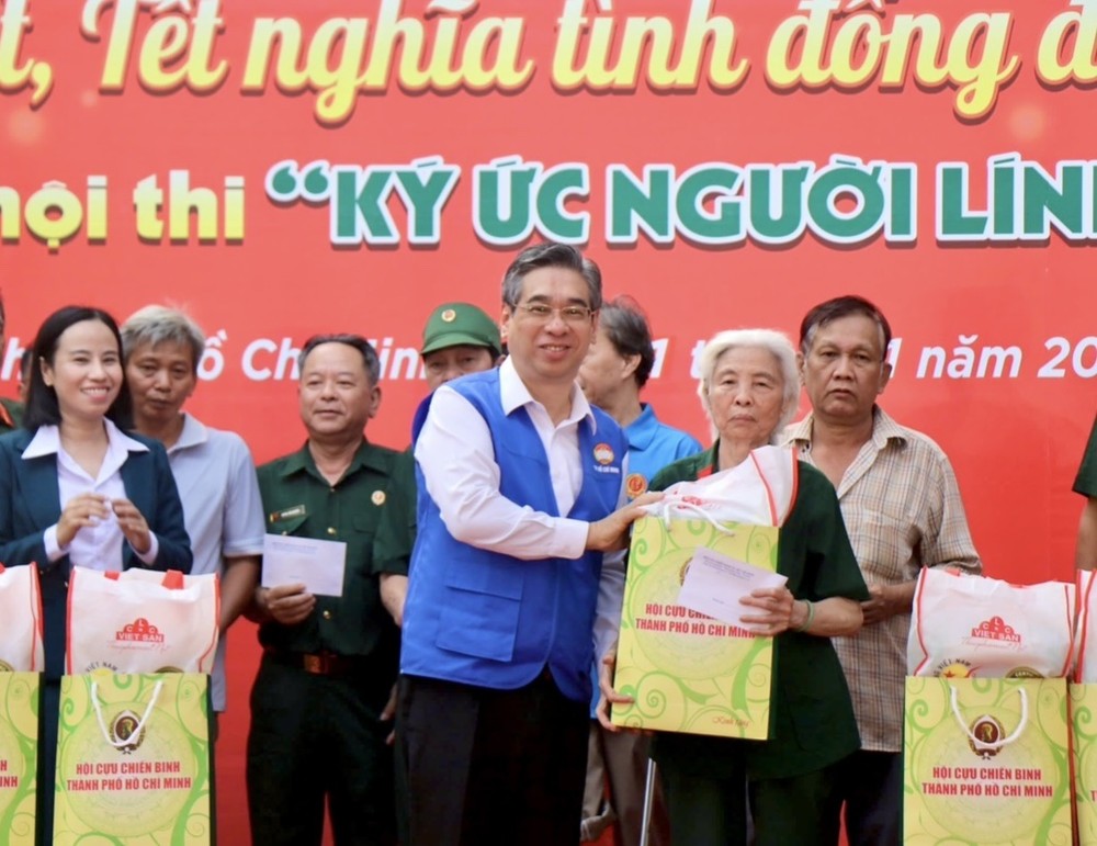 Uỷ viên Trung ương Đảng, Phó Bí thư Thành ủy TP.HCM, Chủ tịch Uỷ ban MTTQ Việt Nam TP.HCM Nguyễn Phước Lộc tặng quà cho người lao động. Ảnh: HẢI NHI 23590365cd14434a1a05.jpg