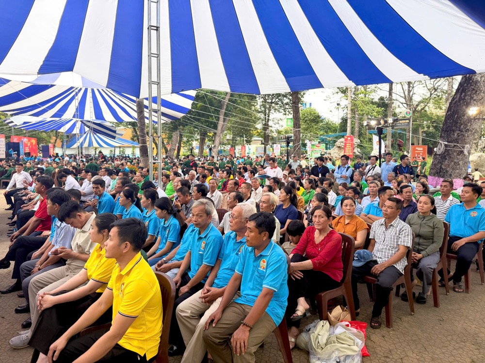 Ngày hội thu hút khoảng 10.000 đại biểu, đoàn viên, hội viên và người dân. Ảnh: HẢI NHI Xuân đoàn kết (12).jpg