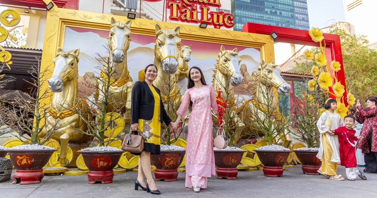 6 linh vật ngựa vàng khổng lồ hút khách tại TPHCM dịp Tết Bính Ngọ