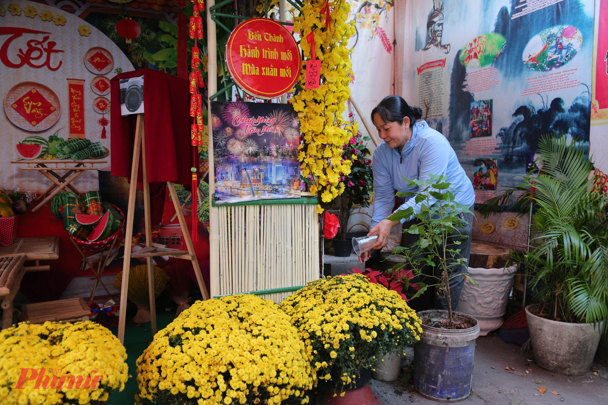 Chia sẻ về hoạt động này, bà Nguyễn Thị Thanh Nga cho biết, cứ mỗi dịp Tết đến, người dân trong khu phố lại đồng lòng làm đẹp cho con hẻm. “Ai có gì góp nấy, từ chậu hoa, dây đèn đến công chăm sóc, để hẻm nhỏ thêm sinh động và có không khí mùa xuân. Đặc biệt, tại đường hoa mini còn diễn ra buổi trao tặng quà Tết cho các hộ có hoàn cảnh khó khăn, giúp mọi người đều có một cái Tết ấm áp, nghĩa tình hơn”, bà Nga nói.