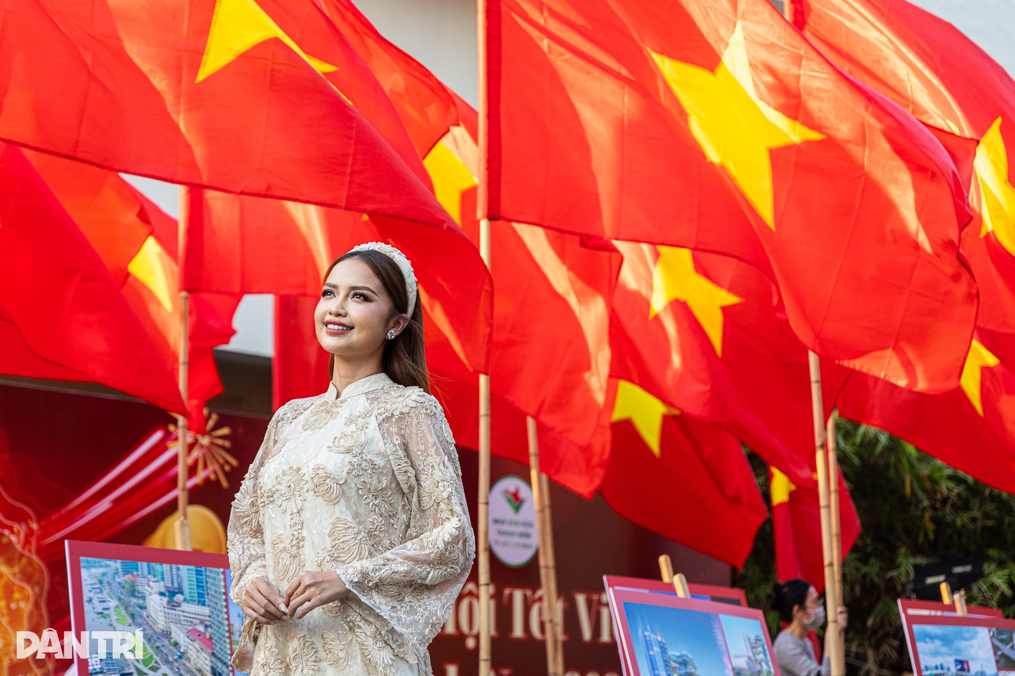 6 linh vật ngựa vàng khổng lồ hút khách tại TPHCM dịp Tết Bính Ngọ - 6 6 linh vật ngựa vàng khổng lồ hút khách tại TPHCM dịp Tết Bính Ngọ - 6