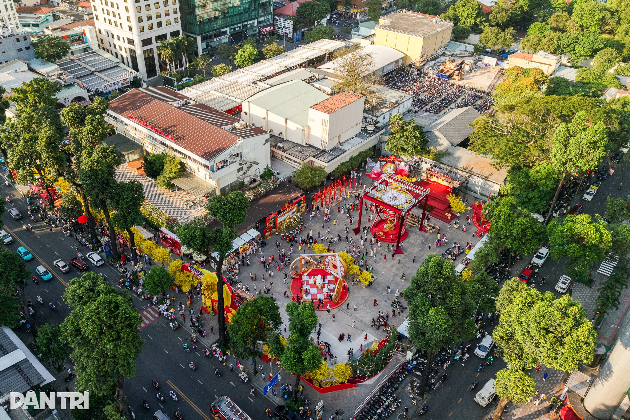 6 linh vật ngựa vàng khổng lồ hút khách tại TPHCM dịp Tết Bính Ngọ - 2 6 linh vật ngựa vàng khổng lồ hút khách tại TPHCM dịp Tết Bính Ngọ - 2