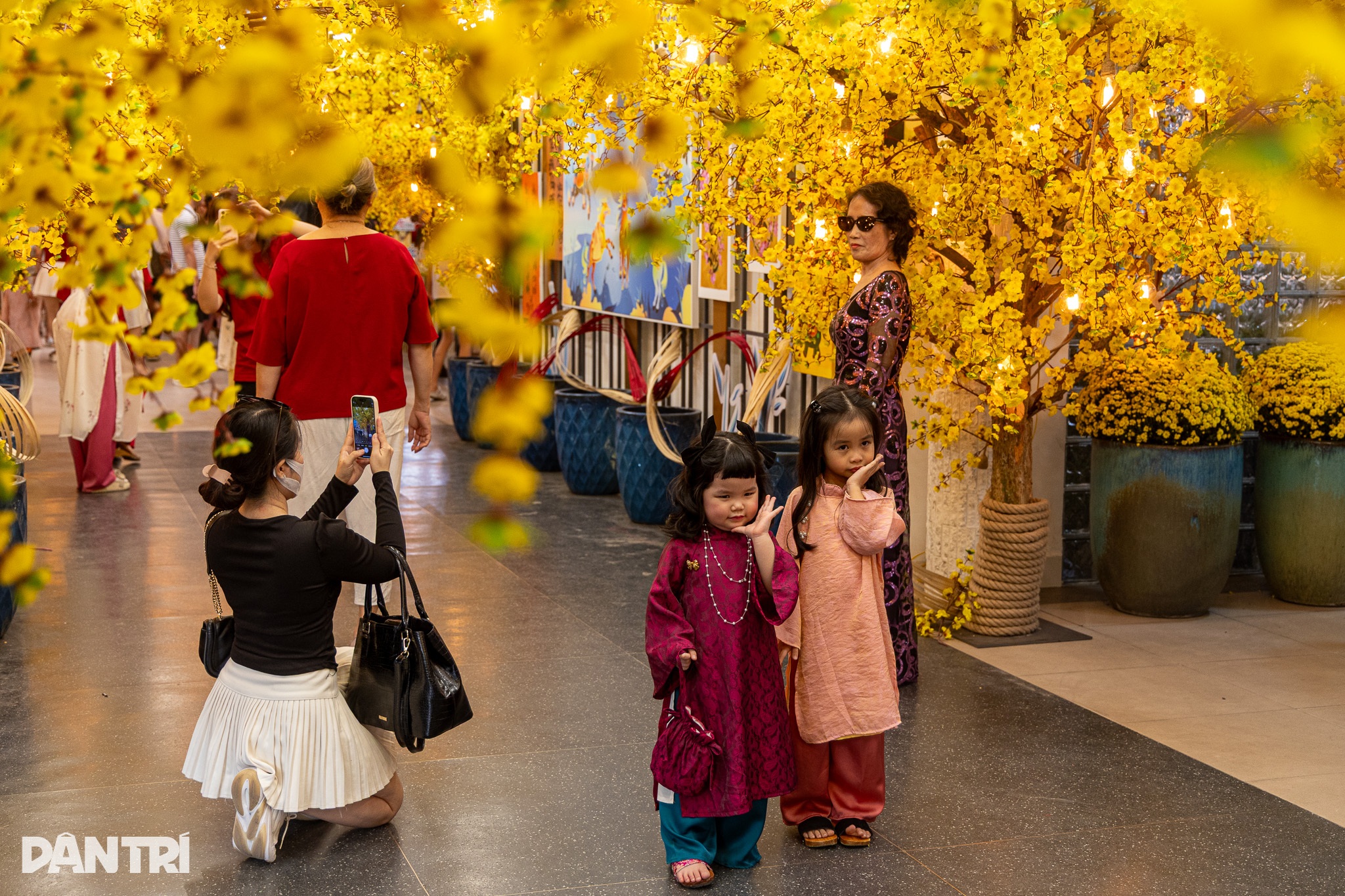 6 linh vật ngựa vàng khổng lồ hút khách tại TPHCM dịp Tết Bính Ngọ - 11 6 linh vật ngựa vàng khổng lồ hút khách tại TPHCM dịp Tết Bính Ngọ - 11