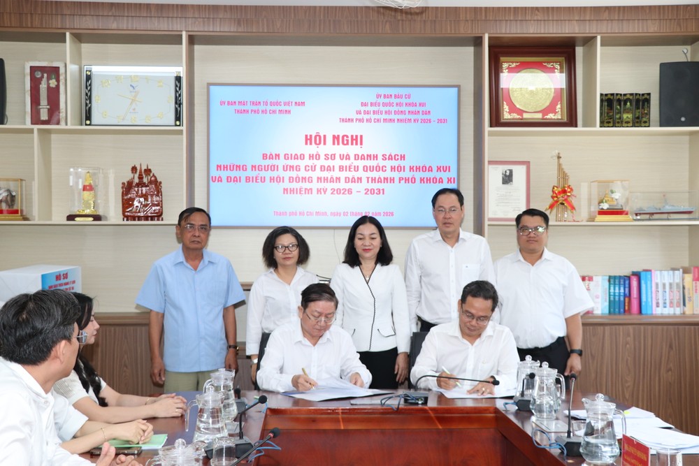 Ủy ban Bầu cử TP ký bàn giao hồ sơ những người ứng cử ĐBQH và đại biểu HĐND TP cho Ủy ban MTTQ Việt Nam TP. Ảnh: ANH HOÀNG TP.HCM bàn giao 282 hồ sơ ứng cử đại biểu Quốc hội và HĐND để MTTQ hiệp thương lần 2 -bau-cu-dai-bieu-quoc-hoi 2.JPG