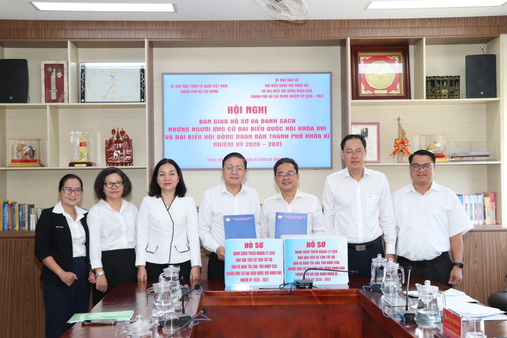 Ủy ban Bầu cử TP.HCM bàn giao hồ sơ những người ứng cử ĐBQH và đại biểu HĐND TP cho Ủy ban MTTQ Việt Nam TP, để tổ chức Hội nghị hiệp thương lần 2, bảo đảm đúng quy định pháp luật. Ảnh: ANH HOÀNG Hết ngày 1-2, TP.HCM có 60 người ứng cử đại biểu Quốc hội, 222 người ứng cử đại biểu HĐND-bau-cu-dai-bieu-quoc-hoi 3.JPG