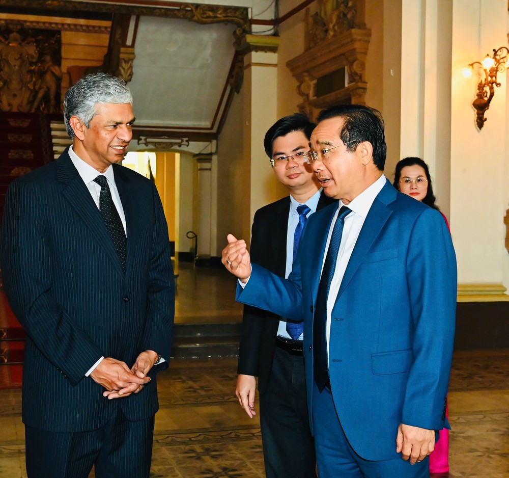 Chủ tịch UBND TPHCM Nguyễn Văn Được trao đổi với Thứ trưởng Bộ Ngoại giao Ấn Độ phụ trách phương Đông Periasamy Kumaran. Ảnh: VIỆT DŨNG Chủ tịch UBND TPHCM Nguyễn Văn Được trao đổi với Thứ trưởng Bộ Ngoại giao Ấn Độ phụ trách phương Đông Periasamy Kumaran. Ảnh: VIỆT DŨNG
