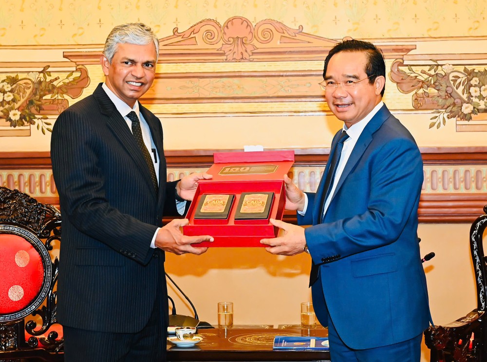 Chủ tịch UBND TPHCM Nguyễn Văn Được (phải) tặng quà lưu niệm Thứ trưởng Bộ Ngoại giao Ấn Độ phụ trách phương Đông Periasamy Kumaran. Ảnh: VIỆT DŨNG 1000010077.jpg