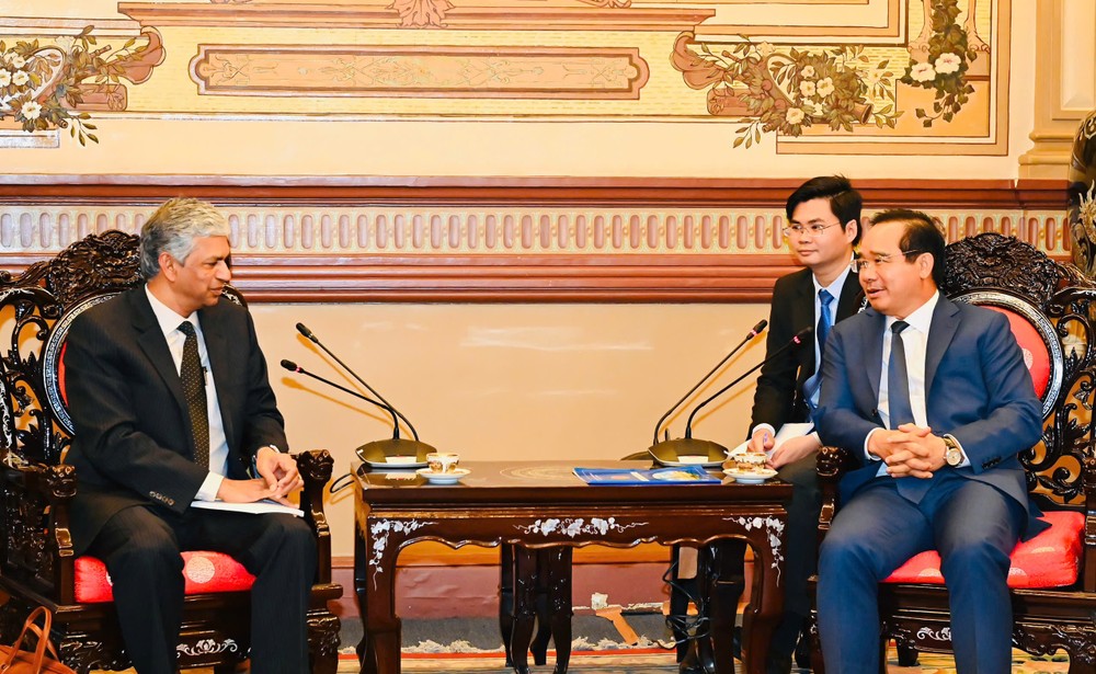 Chủ tịch UBND TPHCM Nguyễn Văn Được (phải) tiếp Thứ trưởng Bộ Ngoại giao Ấn Độ phụ trách phương Đông Periasamy Kumaran. Ảnh: VIỆT DŨNG 1000010078.jpg