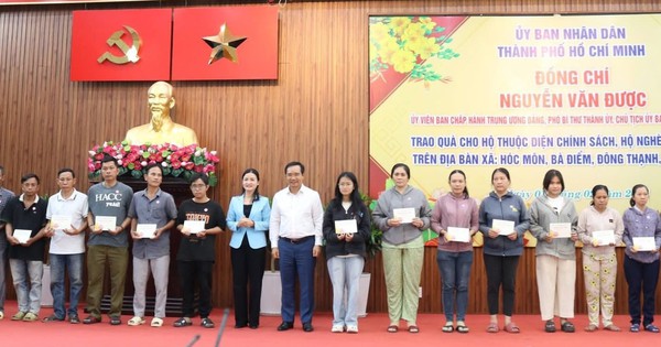 Chủ tịch UBND TPHCM tặng quà tết cho người dân 4 xã Hóc Môn, Bà Điểm, Đông Thạnh, Xuân Thới Sơn