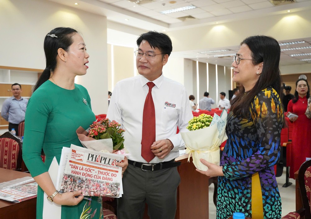 Bà Trần Thị Hồng Hạnh, Phó Giám đốc Sở Tư pháp TP.HCM, Phó Chủ tịch Hội đồng Phối hợp phổ biến, giáo dục pháp luật TP.HCM, Trưởng Ban Tổ chức cuộc thi (bên trái) đang trao đổi bên lề cùng ông Đinh Đức Thọ, Phó Tổng Biên tập báo Pháp Luật TP.HCM, Phó Trưởng Ban tổ chức (đứng giữa). Ảnh: THUẬN VĂN z7495542154186_897007f5a76822612362fb93ccfa707b.jpg