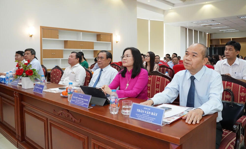 Tham dự hội nghị có ông Trần Văn Bảy, Thành ủy viên, Phó Chủ tịch UBND TP.HCM; bà Nguyễn Thị Hồng Hạnh, Thành ủy viên, Giám đốc Sở Tư pháp TP.HCM và ông Mai Ngọc Phước, Tổng Biên tập Báo Pháp Luật TP.HCM. Ảnh: THUẬN VĂN z7495542174866_0172ac39749f6dcf71cedbf72d95b24a.jpg