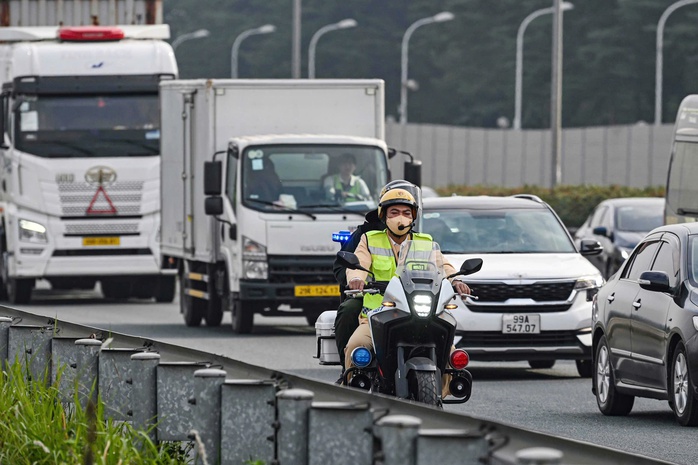 CSGT toàn quốc kiểm tra nồng độ cồn từ 10 giờ sáng mùng 1 Tết Bính Ngọ 2026 - Ảnh 2. CSGT toàn quốc kiểm tra nồng độ cồn từ 10 giờ sáng mùng 1 Tết Bính Ngọ 2026 - Ảnh 2.