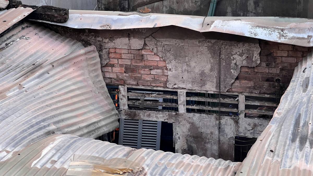 Mái tôn căn nhà sau cháy bị bung ra. Ảnh: Minh Tâm