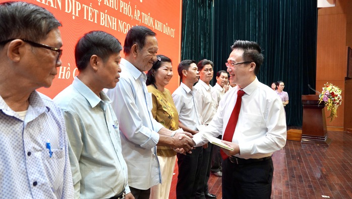 Quà Tết thành ủy TPHCM trao đến bí thư chi bộ khu phố , ấp , thôn khó khăn 2026 - Ảnh 1.