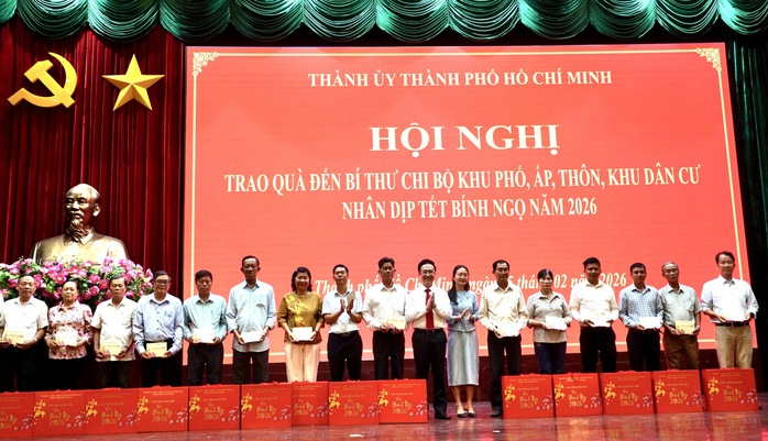 Quà Tết thành ủy TPHCM trao đến bí thư chi bộ khu phố , ấp , thôn khó khăn 2026 - Ảnh 4.