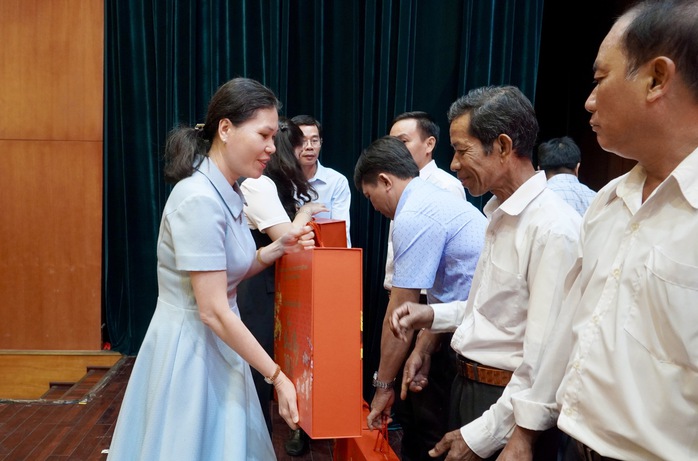 Quà Tết thành ủy TPHCM trao đến bí thư chi bộ khu phố , ấp , thôn khó khăn 2026 - Ảnh 3.