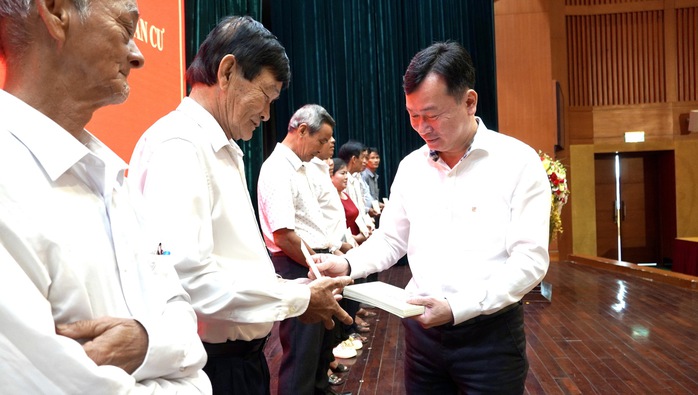 Quà Tết thành ủy TPHCM trao đến bí thư chi bộ khu phố , ấp , thôn khó khăn 2026 - Ảnh 2.