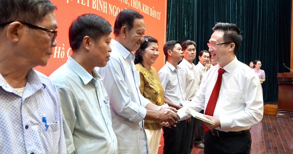 Thành ủy TPHCM trao quà Tết đến Bí thư chi bộ khu phố, ấp, thôn khó khăn