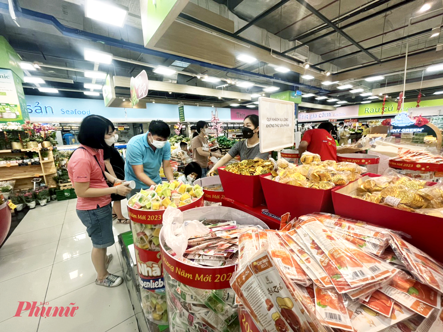 Người tiêu dùng mua sắm tết ở hệ thống siêu thị Co.opXtra, đường Phạm Văn Đồng