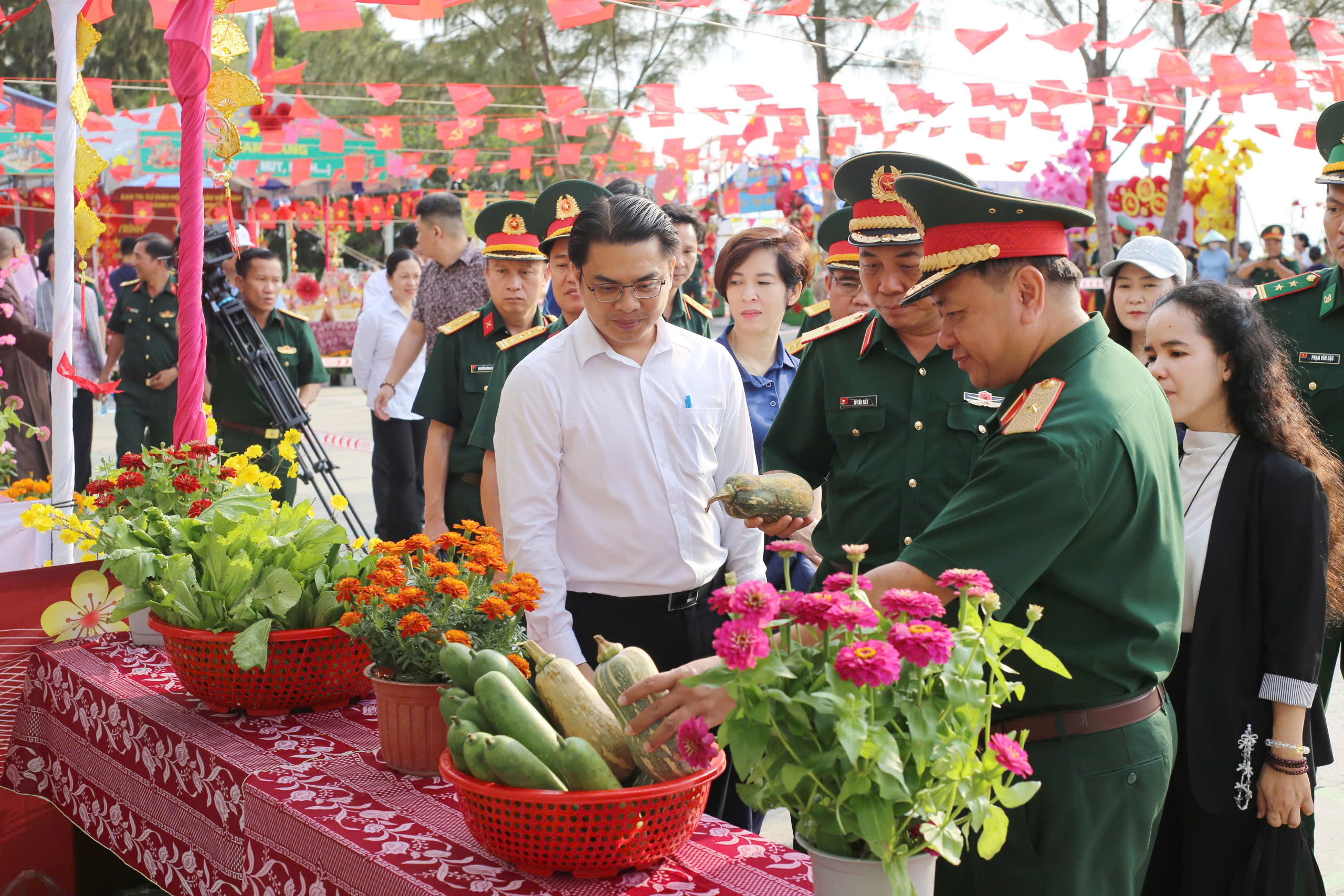 Thắm tình quân dân tại xã đảo Thạnh An dịp Tết Bính Ngọ 2026 - Ảnh 7.