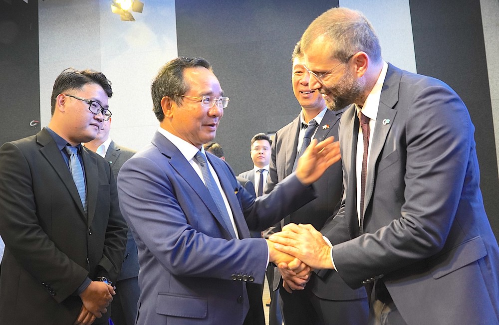 Chủ tịch UBND TPHCM Nguyễn Văn Được thăm hỏi, trao đổi cùng các đại biểu quốc tế. Ảnh: QUANG HUY