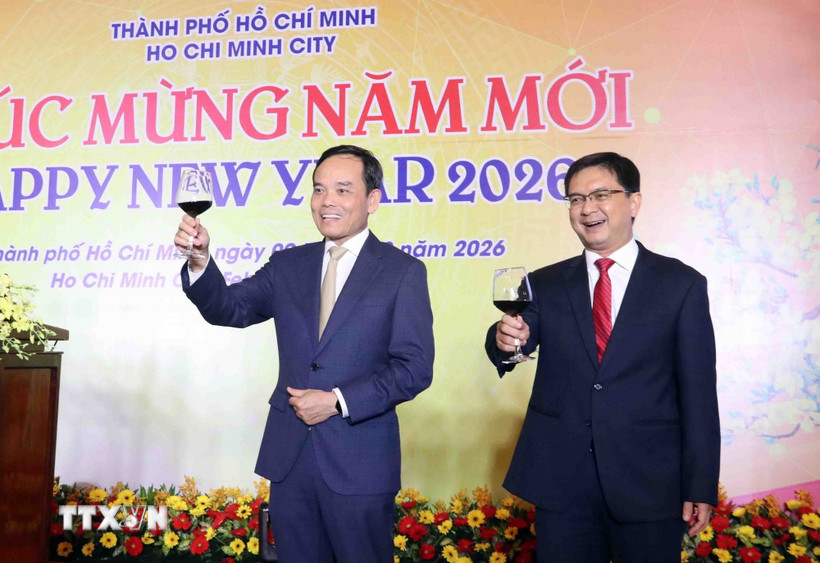 Ông Trần Lưu Quang (trái), Ủy viên Bộ Chính trị, Bí thư Thành ủy Thành phố Hồ Chí Minh mời quan khách nâng ly chúc mừng năm mới. (Ảnh: Xuân Khu/TTXVN)