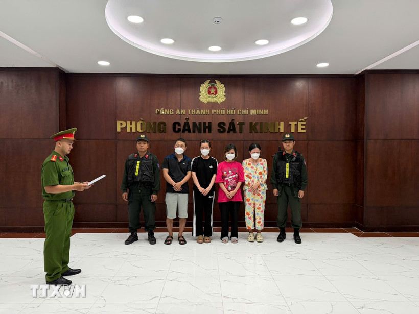 Cơ quan Cảnh sát điều tra tống đạt Quyết định khởi tố bị can đối với các đối tượng. (Ảnh: TTXVN phát)